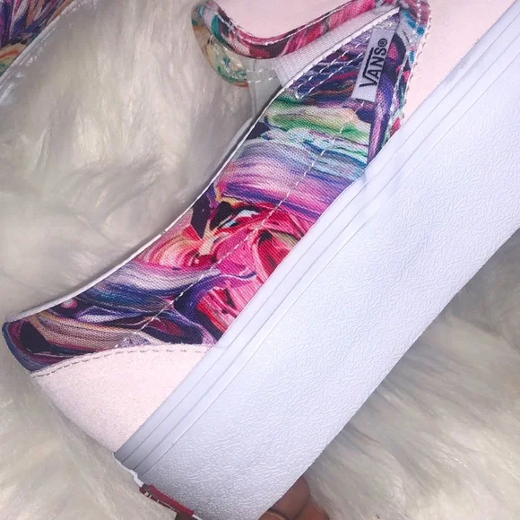 PLATFORM CUSTOM VANS - Picture 5 of 7